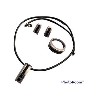 ◾️Women’s jewelry set: post earrings, choker necklace, and ring size 7◾️